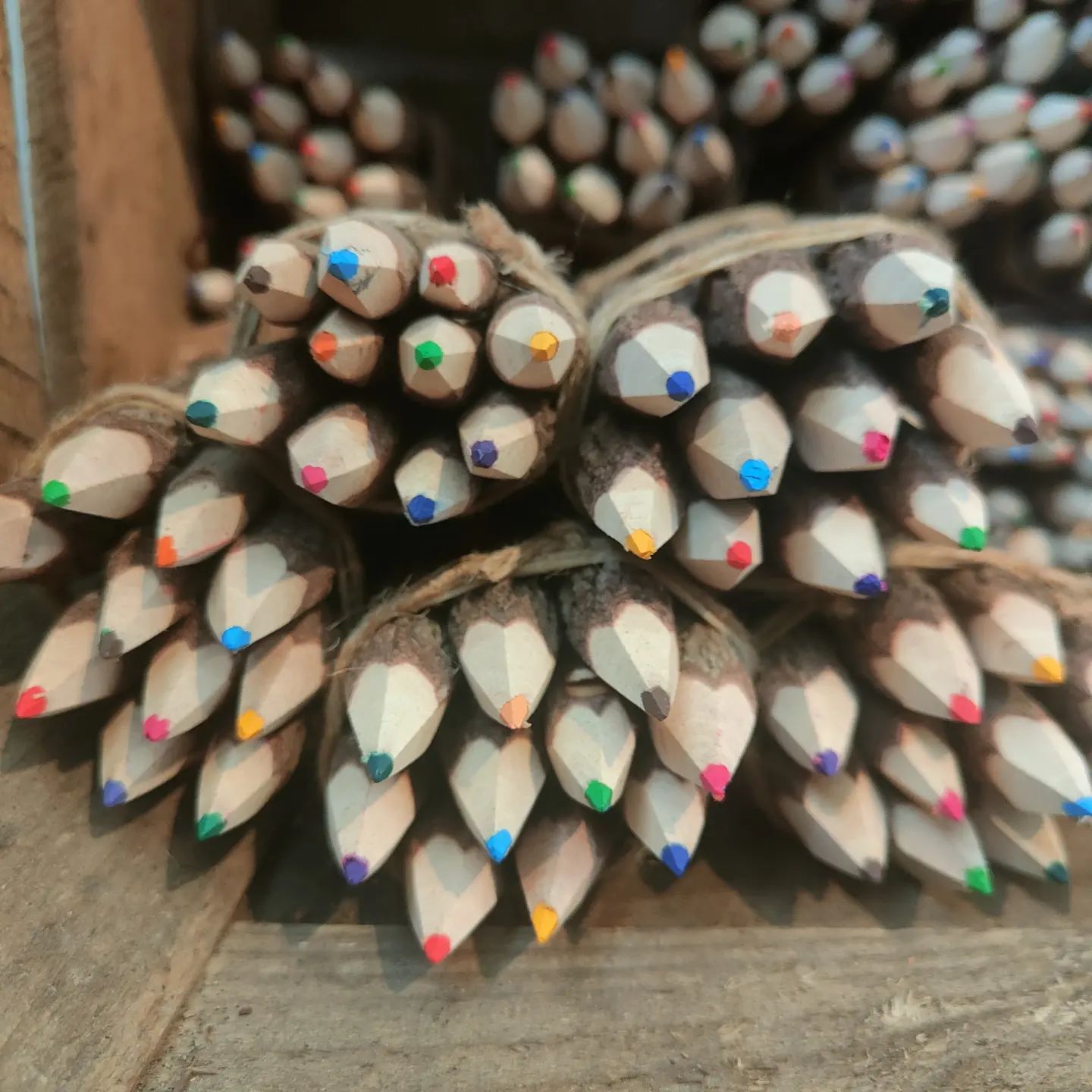 De boomstam potloden blijven jullie favoriet! 🪵😍

Vandaag hebben we dan ook weer veel 'kleine' klanten blij mogen maken met deze prachtige handgemaakte, Fairtrade potloden. 🌳✏️

#madewhitlove 💚