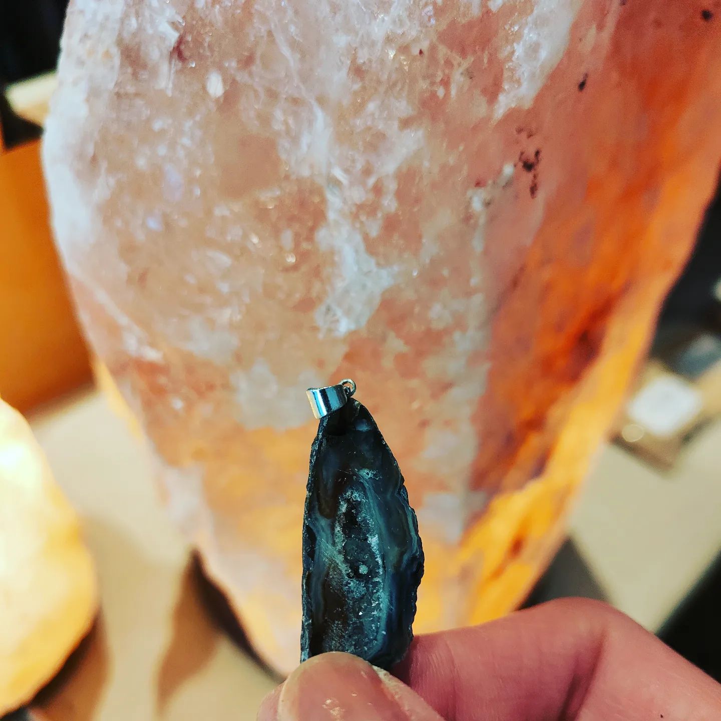 De nieuwe geode agaat hangers zijn echt zo mooi! 📿

Wist je dat aan de binnenkant van de geode stenen allemaal kristallen zitten? In 1 woord, wauw! 💎

#geode
#edelsteenhanger